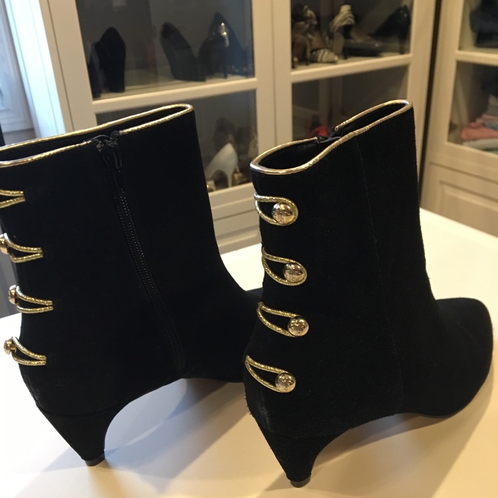 Perfect gift- Nanette Lepore kitty heels bootie